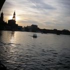 Dresden von der Elbe aus im Dämmerlicht