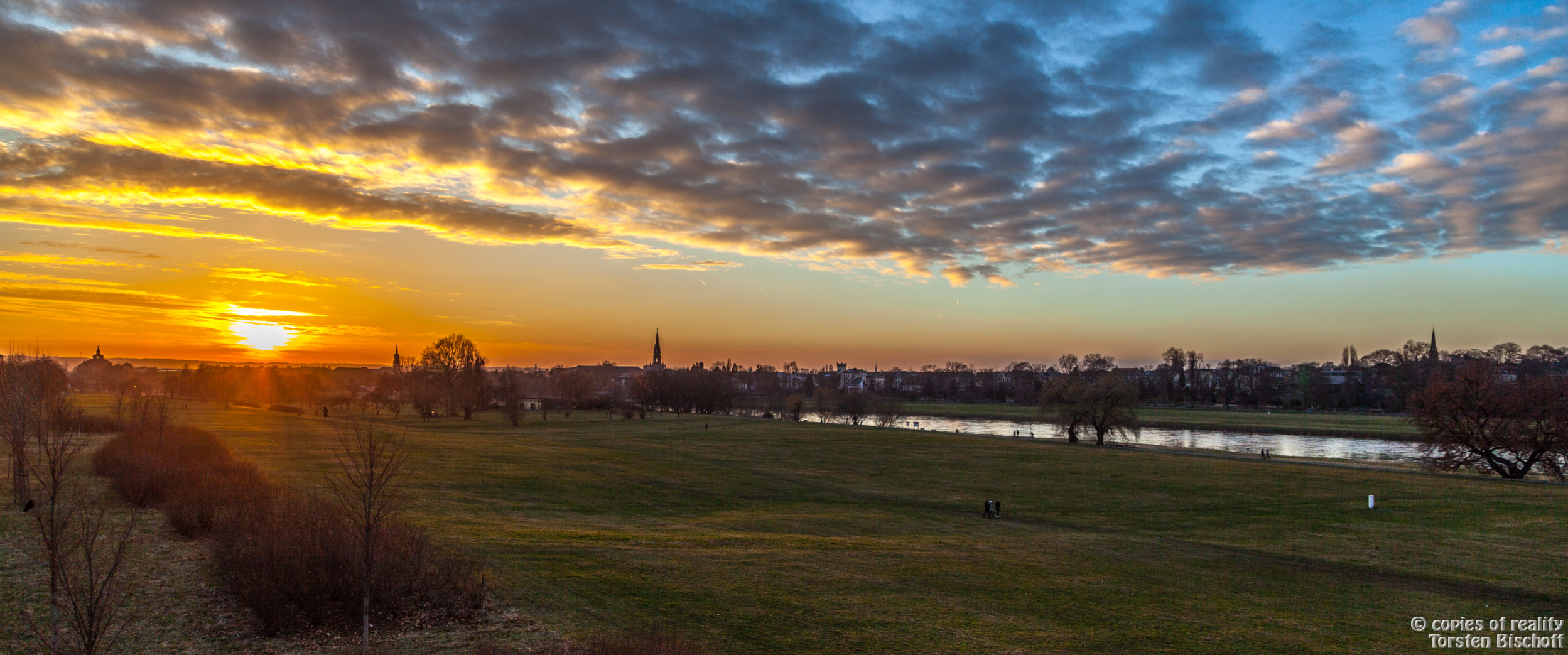 Dresden zum Sonnenuntergang. Blick von der Waldschlösschenbrücke Richtung Altstadt