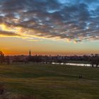 Dresden zum Sonnenuntergang. Blick von der Waldschlösschenbrücke Richtung Altstadt