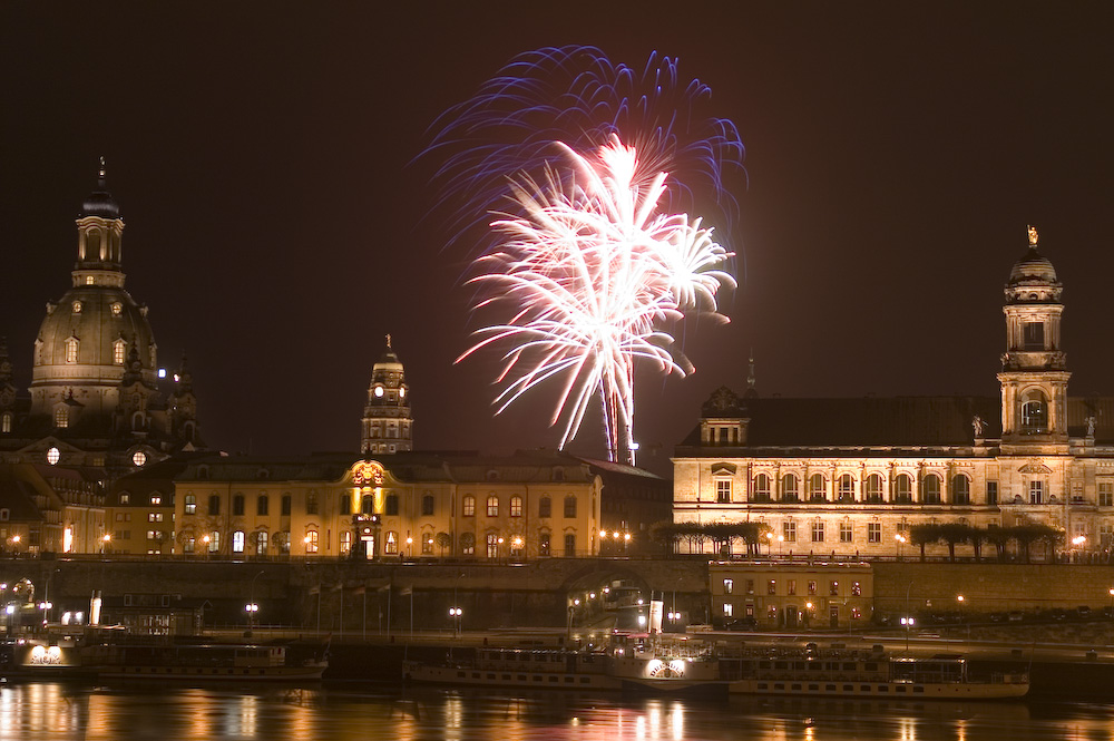 dresden zur unity night - blick zur brühlschen terrasse mit frauenkirche und residenzschloß