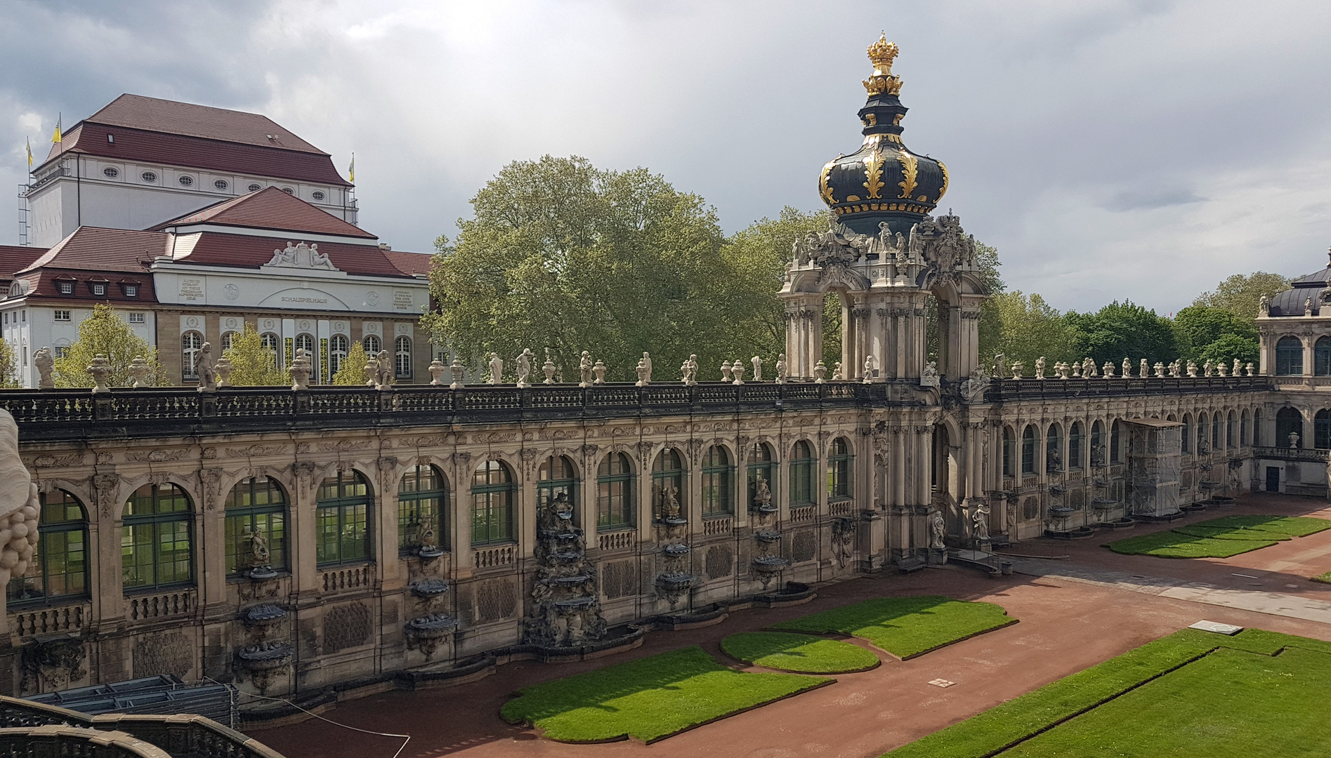 Dresden, Zwinger mit Schauspielhaus im Frühling