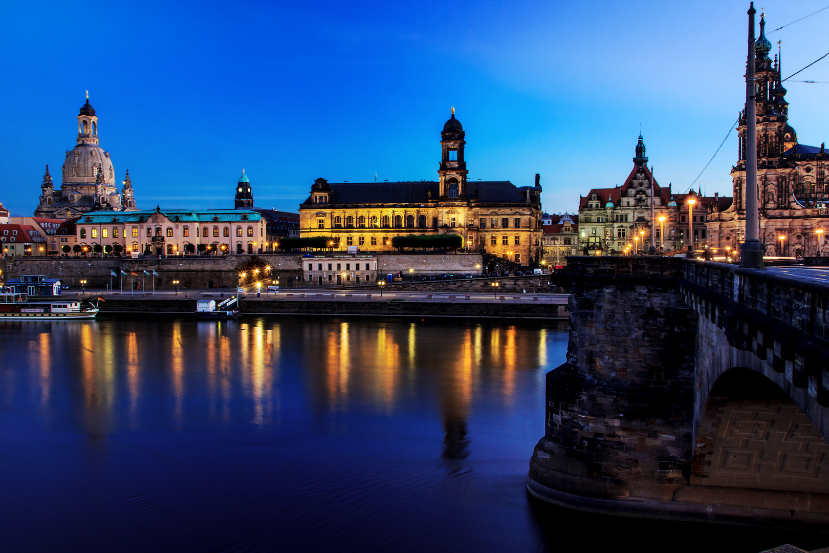 Dresdener Elbufer mit Frauenkirche