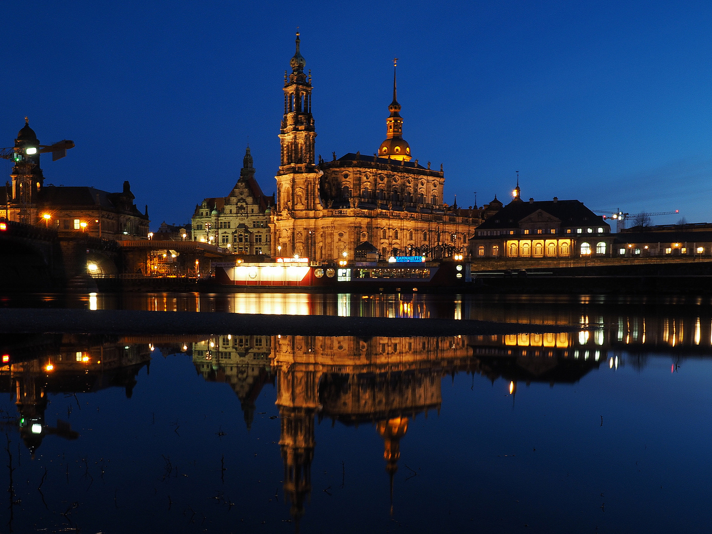 Dresdener Elbufer zur Goldenen Stunde