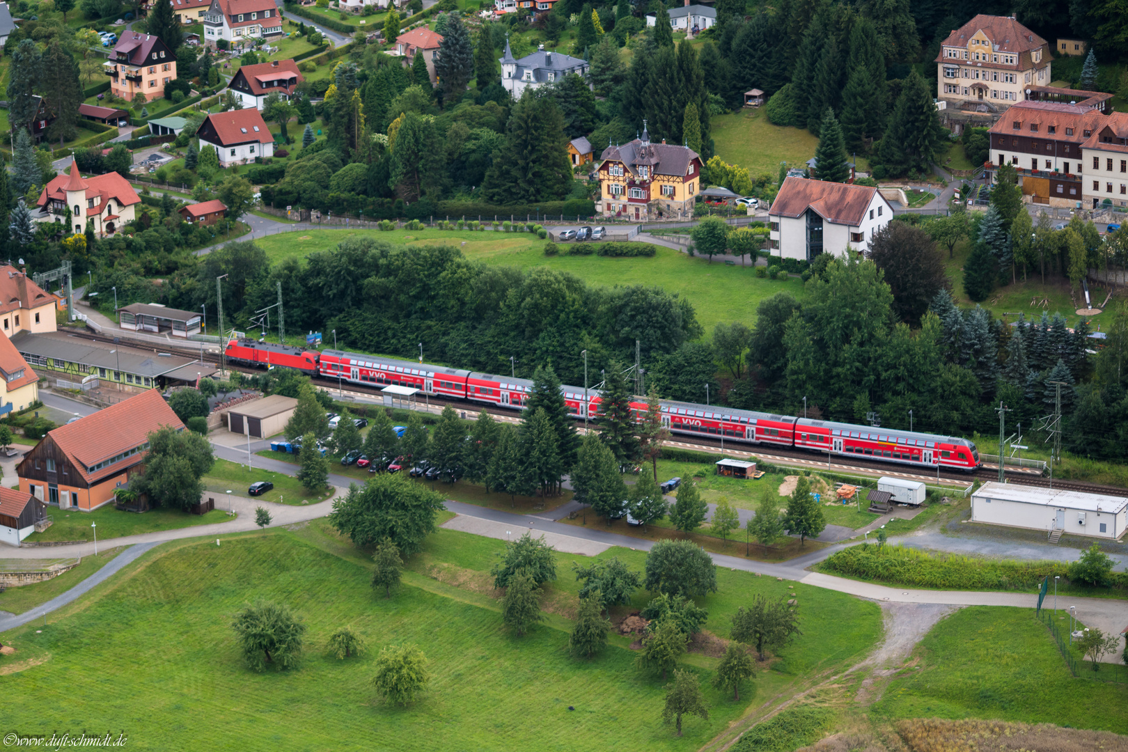 Dresdener S-Bahn im Bahnhof Rathen