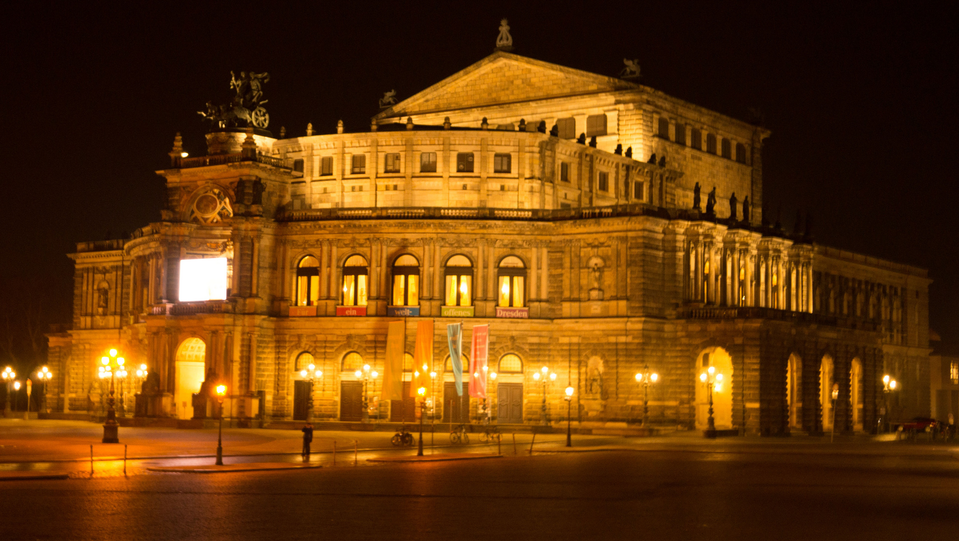 Dresdener Semperoper bei Nacht 16:9