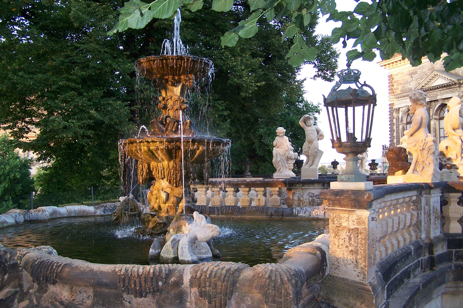 Dresdener Zwingerbrunnen in der Abendsonne