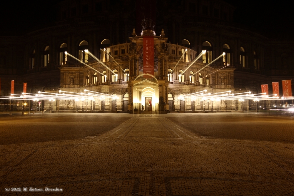 Dresdens Semperoper bei Nacht