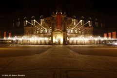 Dresdens Semperoper bei Nacht