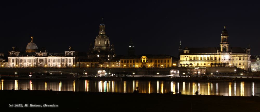 Dresdens Skyline bei Nacht