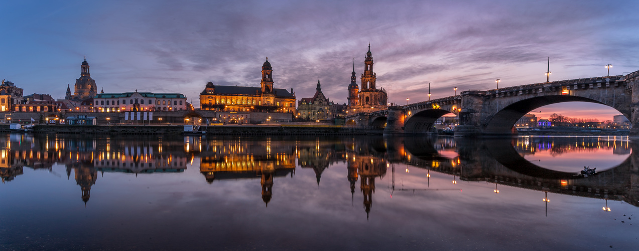 Dresdens Skyline im Abendlicht