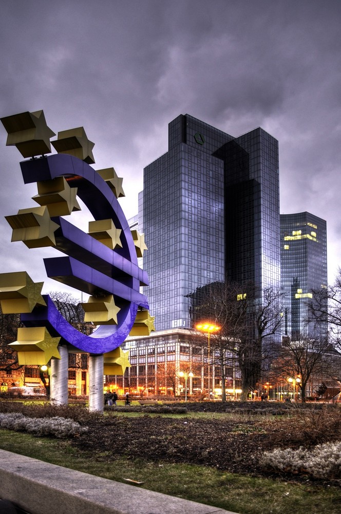 Dresdner Bank mit Euro-Logo der EZB