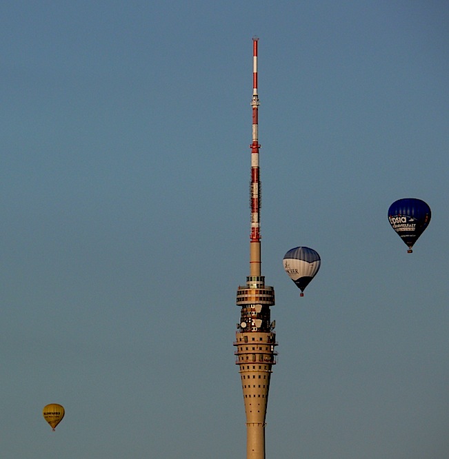 Dresdner Fernsehturm mit Heißluftballons