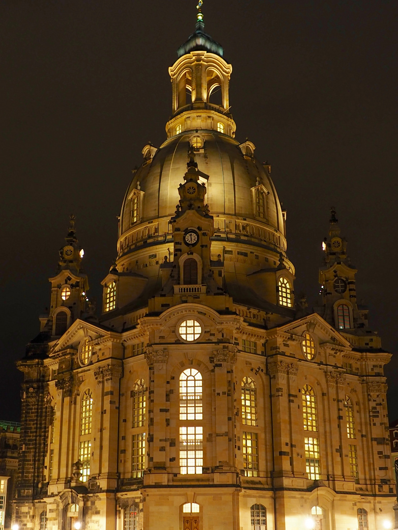 Dresdner Frauenkirche bei Nacht