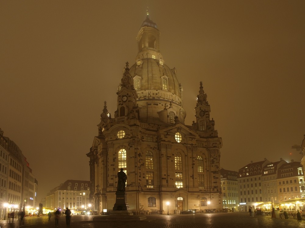 Dresdner Frauenkirche in nebliger Nacht