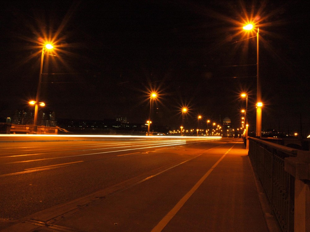 Dresdner Mareinbrücke bei Nacht.