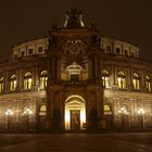 Dresdner Semperoper in nebliger Nacht