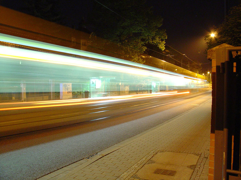 Dresdner Straßenbahn bei Nacht