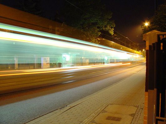 Dresdner Straßenbahn bei Nacht
