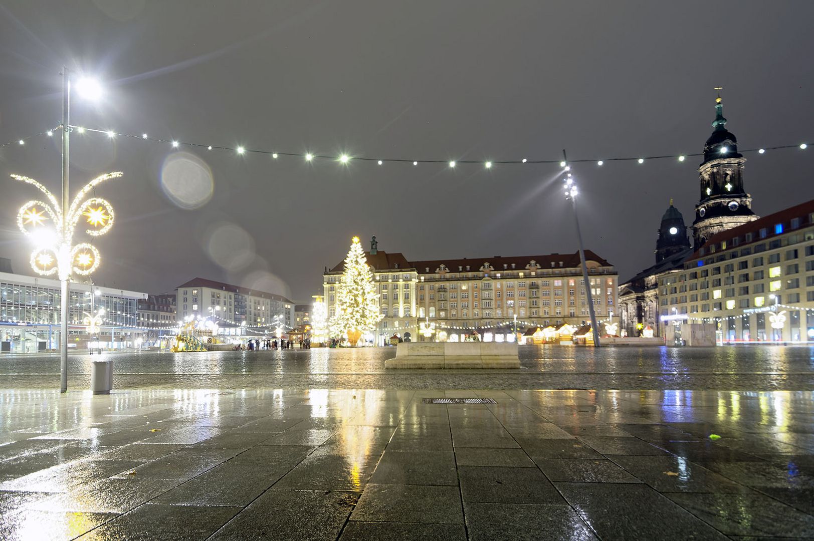 Dresdner Striezelmarkt im Regen