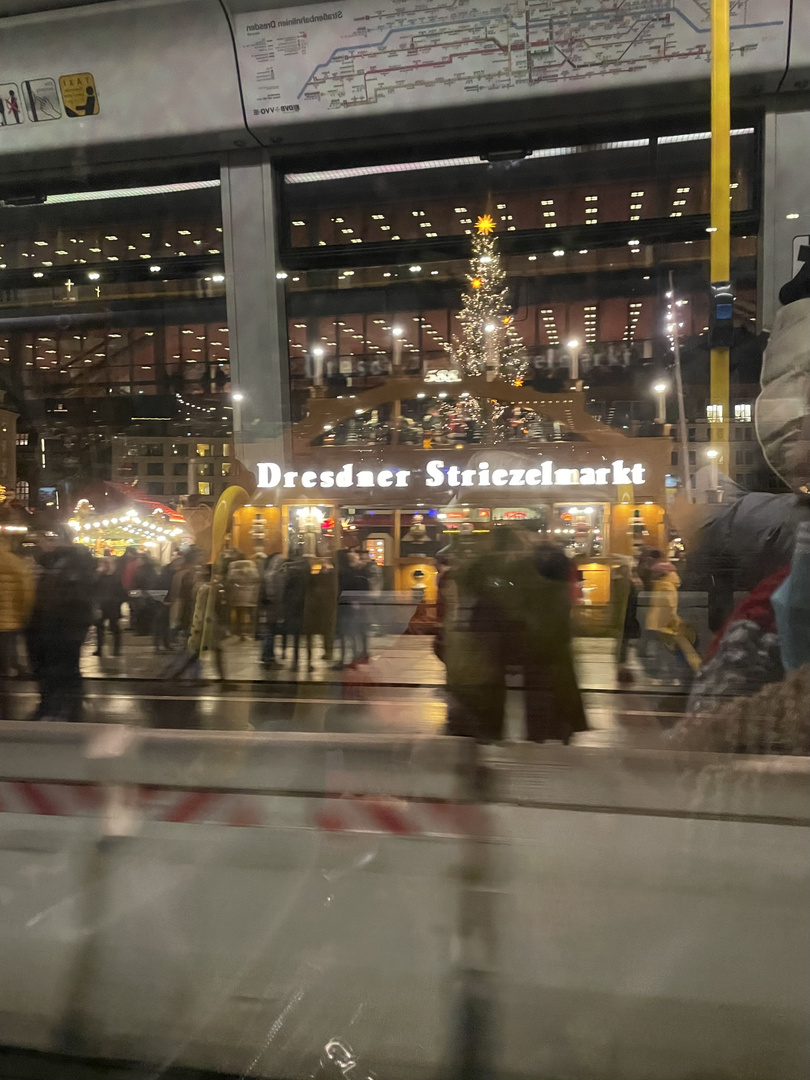 Dresdner Striezelmarkt Spiegeleien in der fahrenden Straßenbahn 