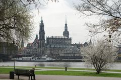 Dresdner Terrassenufer mit Hofkirche