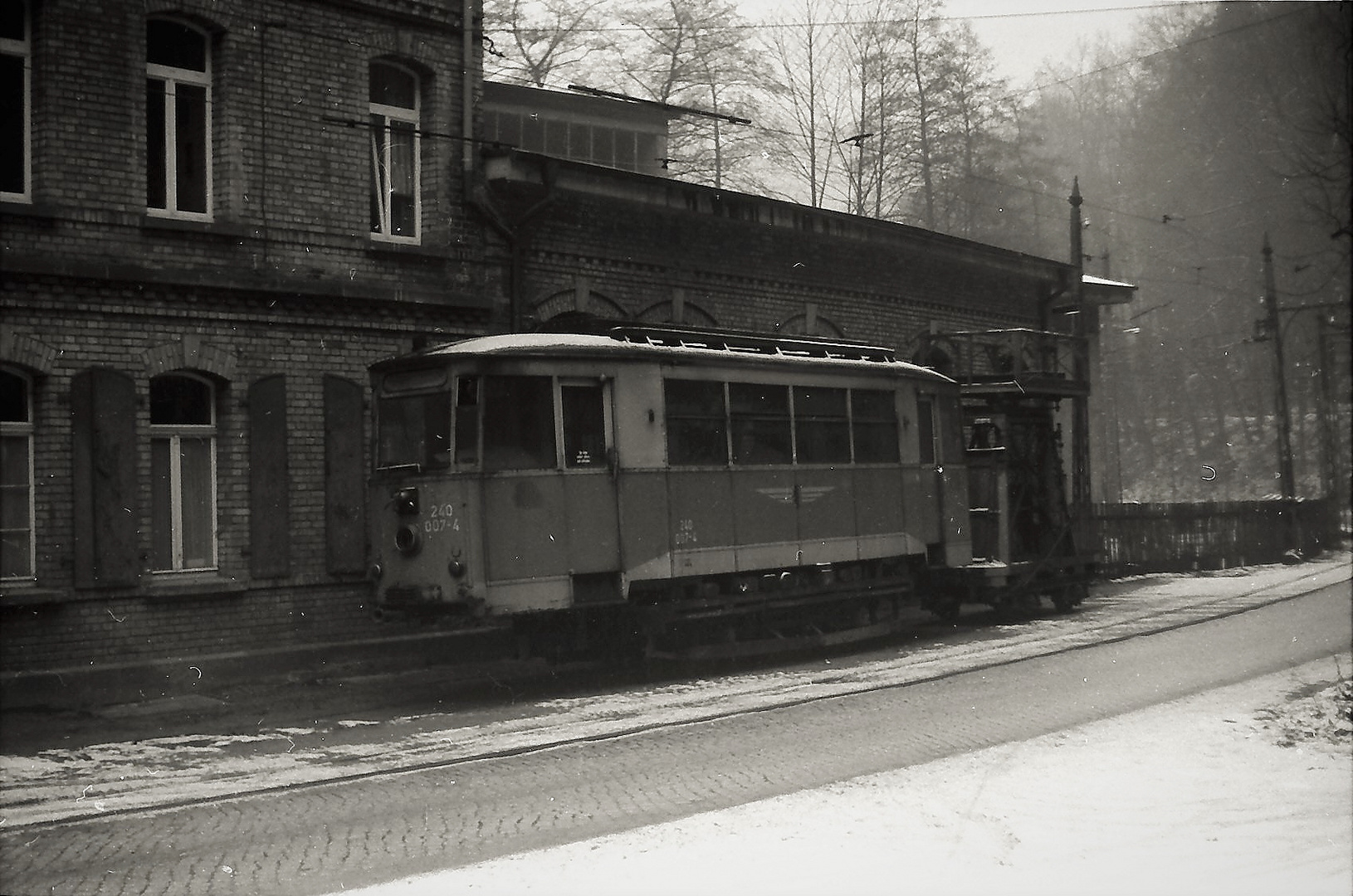 Dresdner Verkehrsbetriebe 240 007-4