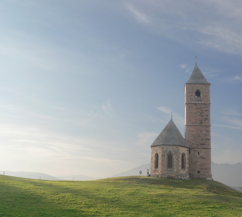 dri einer kapelle im grünen