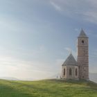 dri einer kapelle im grünen