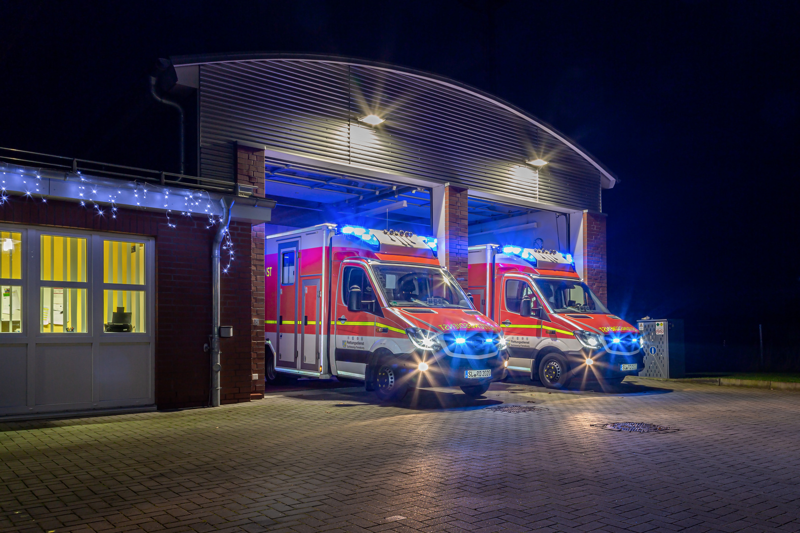 DRK Rettungswache bei Nacht