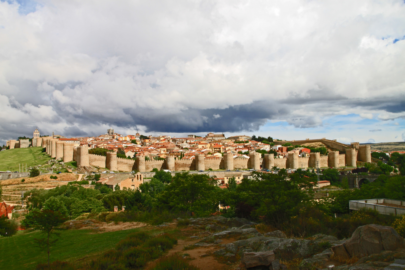 drohende Wolke über Avila