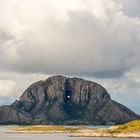 Drohende Wolke über Torghatten - dem Berg mit dem Loch