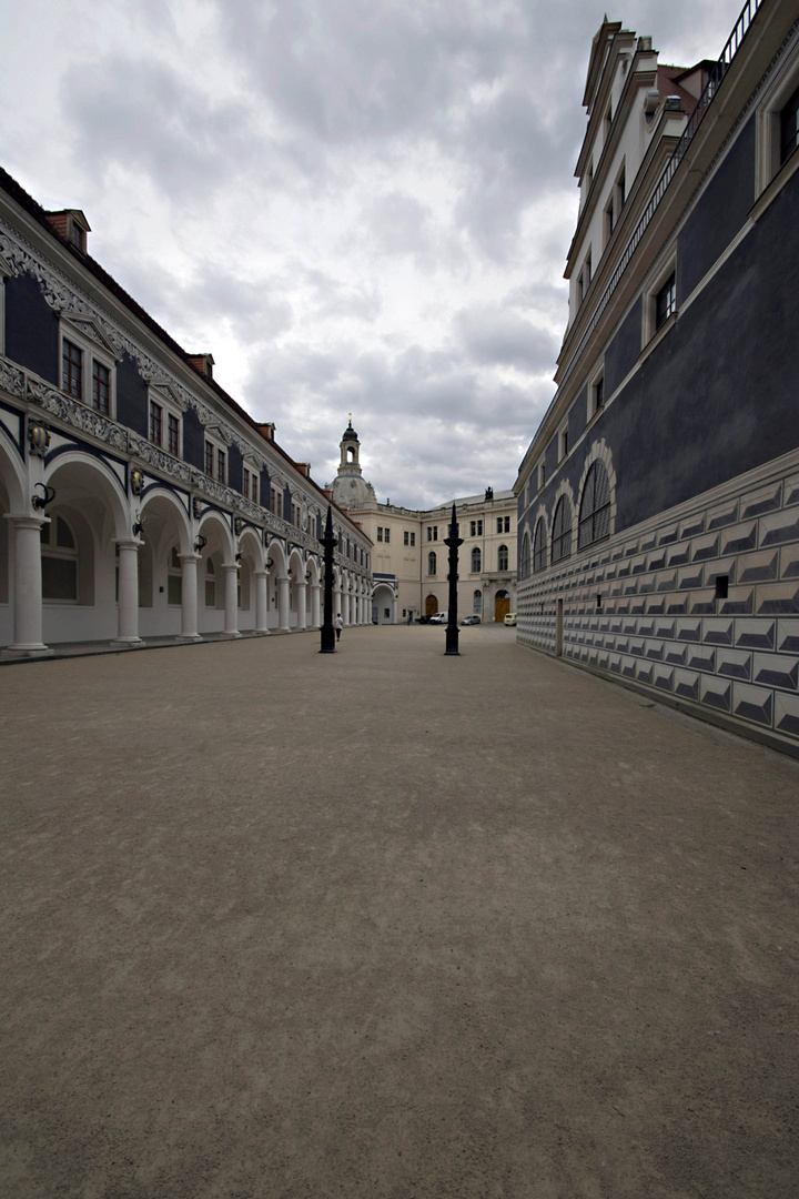 Drohende Wolken über den Stallhof, Dresden