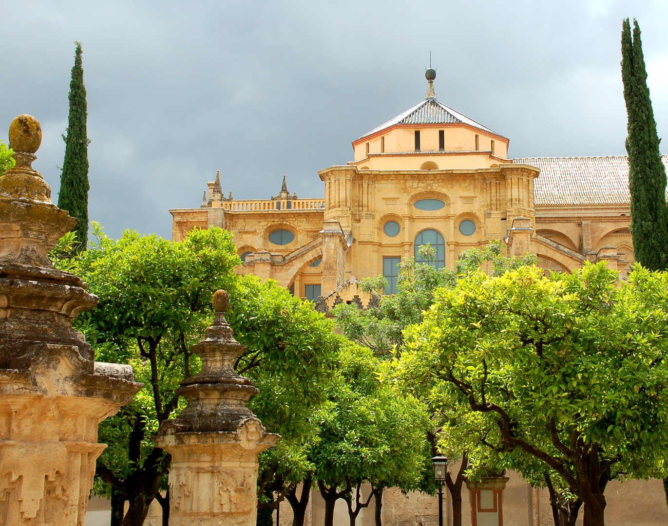 Drohende Wolken über der Mezquita