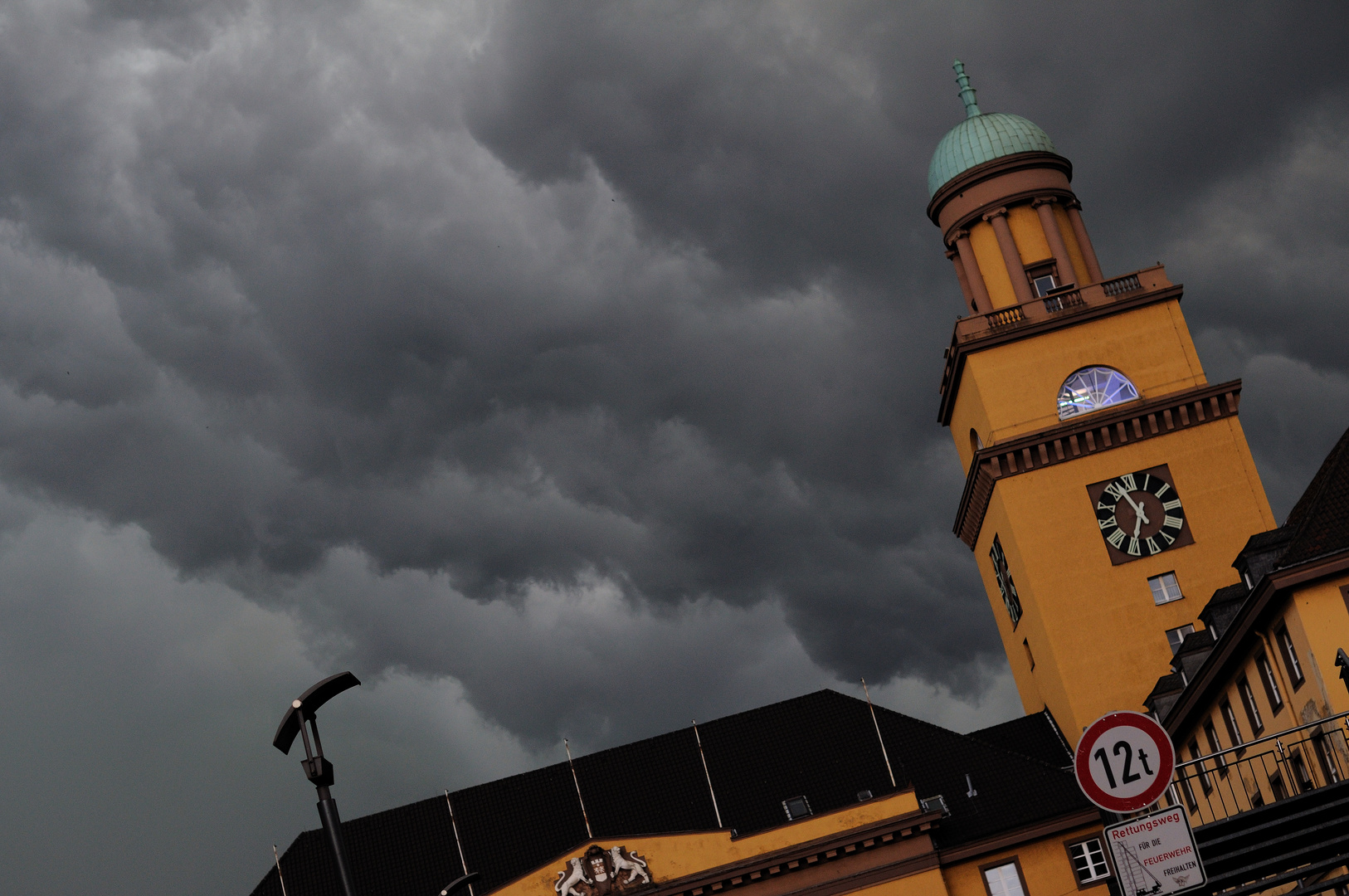 Drohendes Gewitter über dem wittener Rathaus