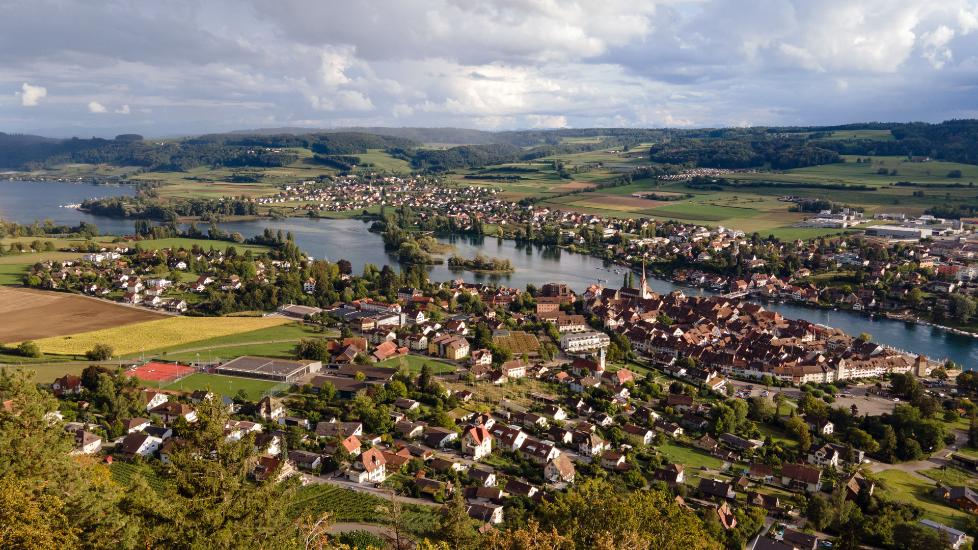 Drohne über dem Rhein