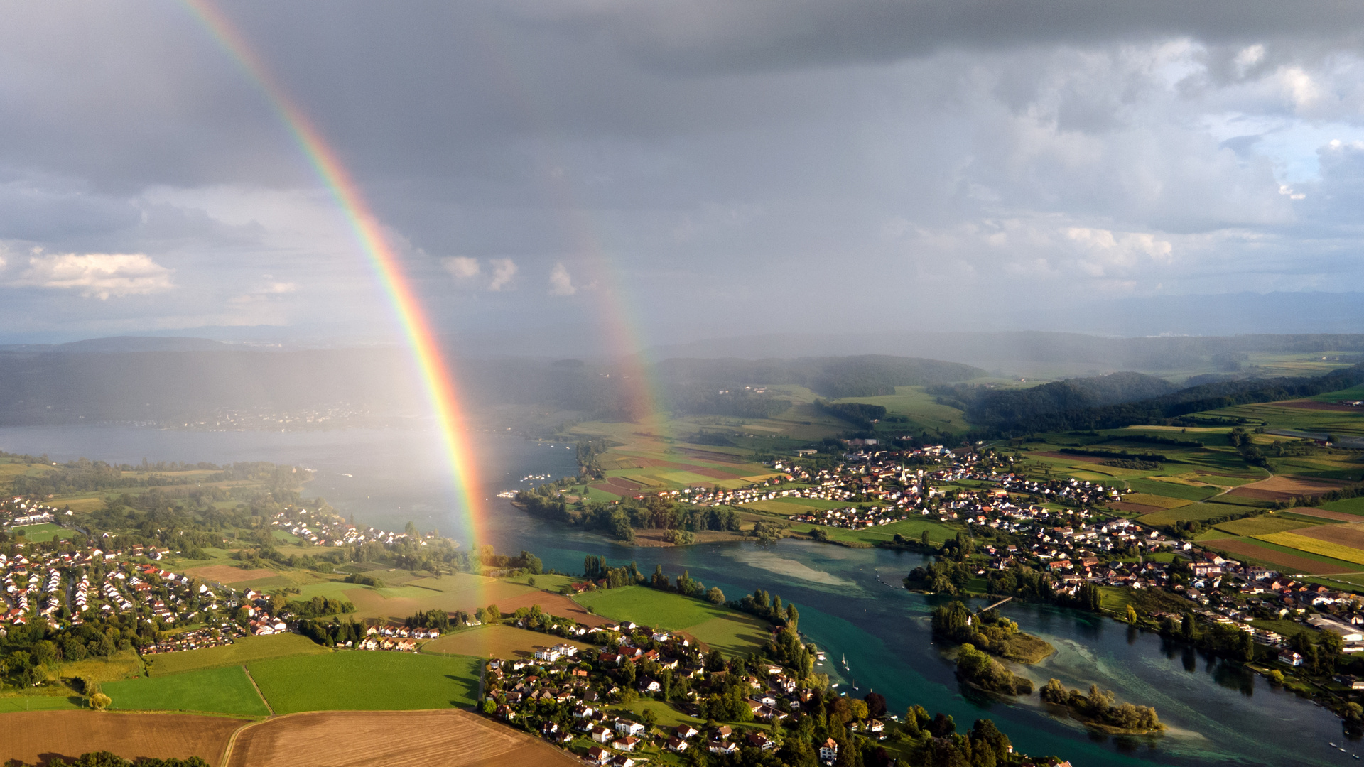 Drohne über dem Rhein