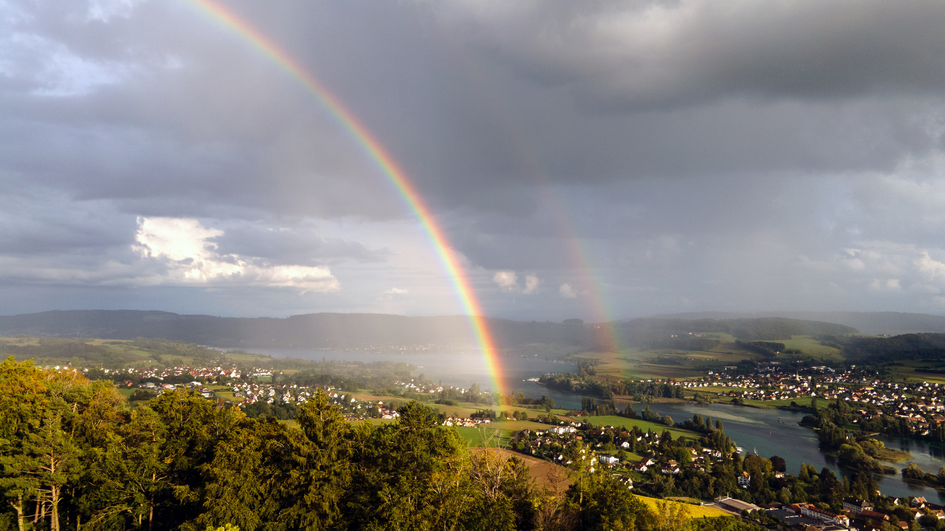 Drohne über dem Rhein