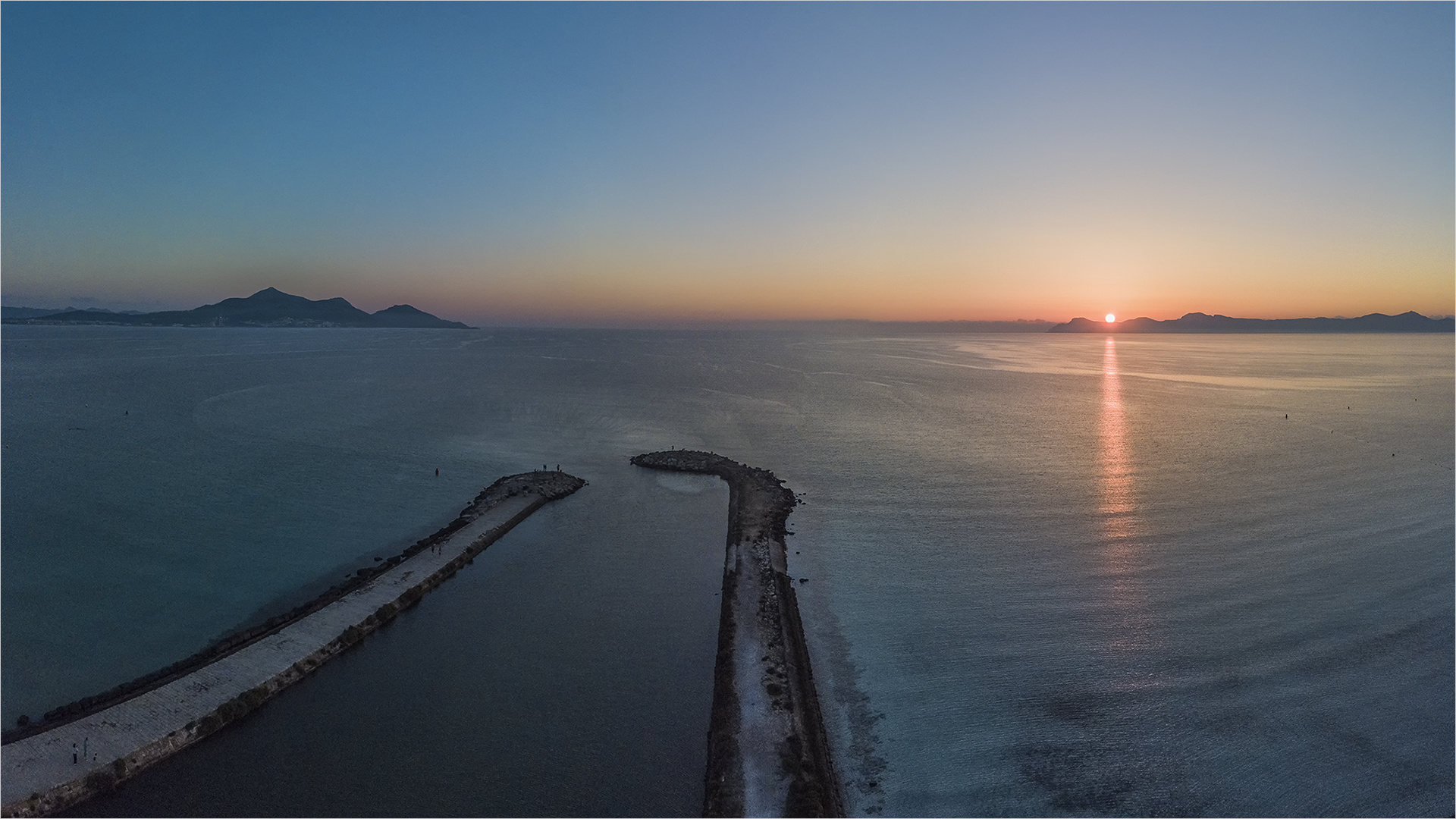 drohnenaufgang an der platja de muro