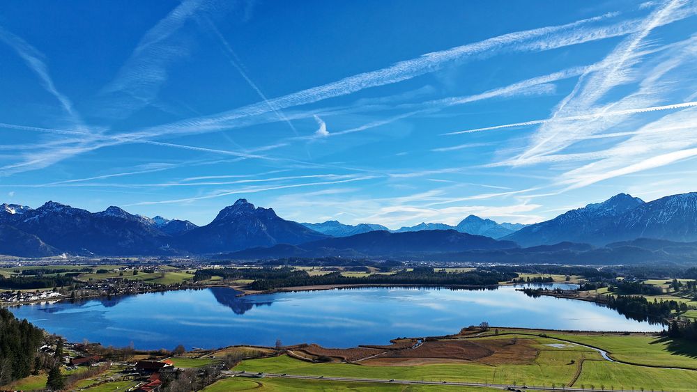 Drohnenaufnahme vom Hopfensee im Allgäu