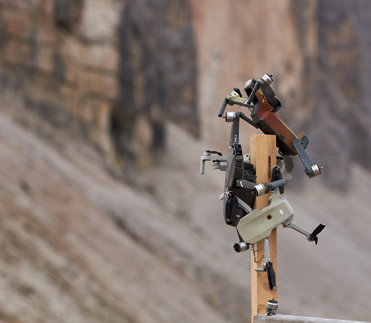 Drohnenfliegen im Naturpark Dolomiten ist verboten, hohe Strafen gibt es, das Fluggerät wird...