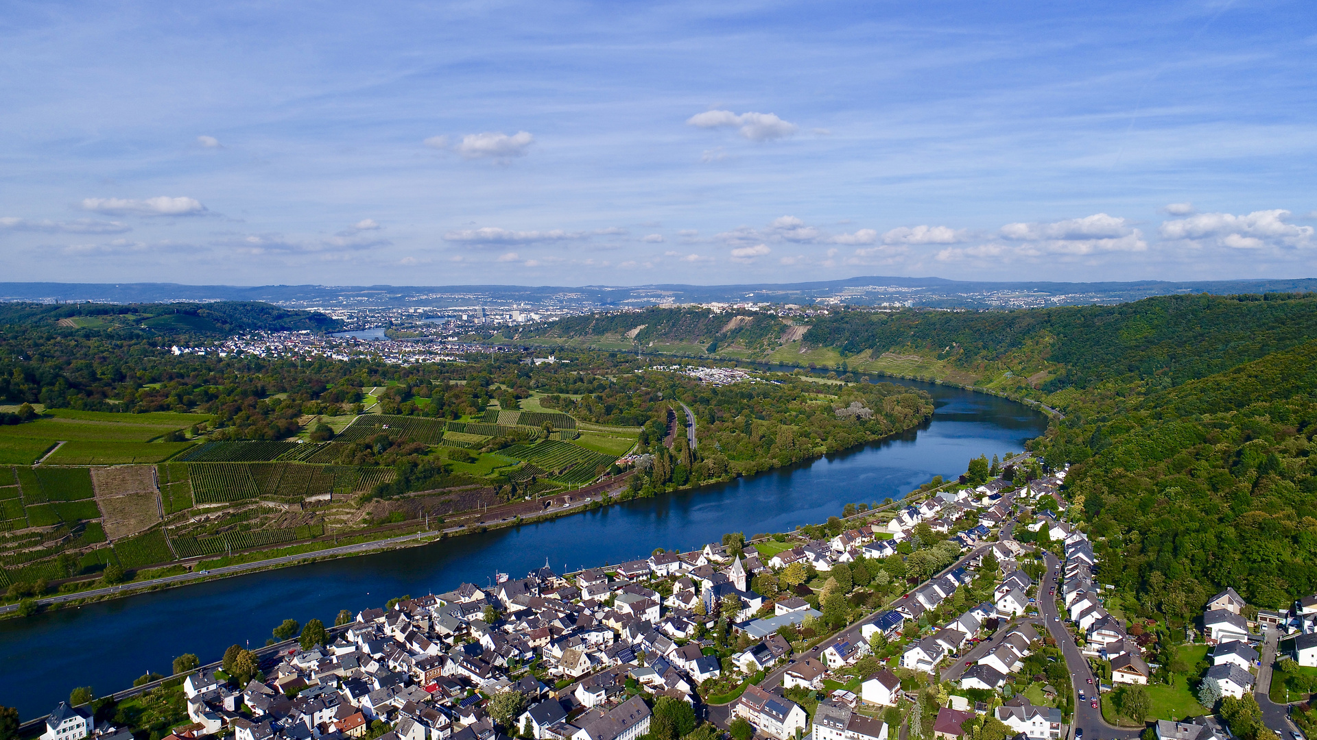 Drohnenflug mit Blick auf Koblenz-Lay