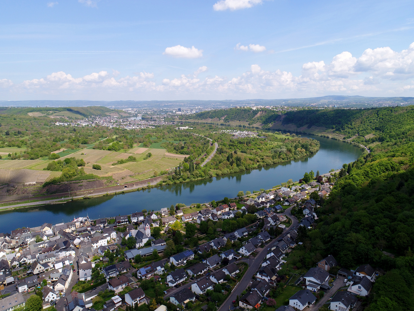 Drohnenfoto über Lay mit Blick auf Koblenz