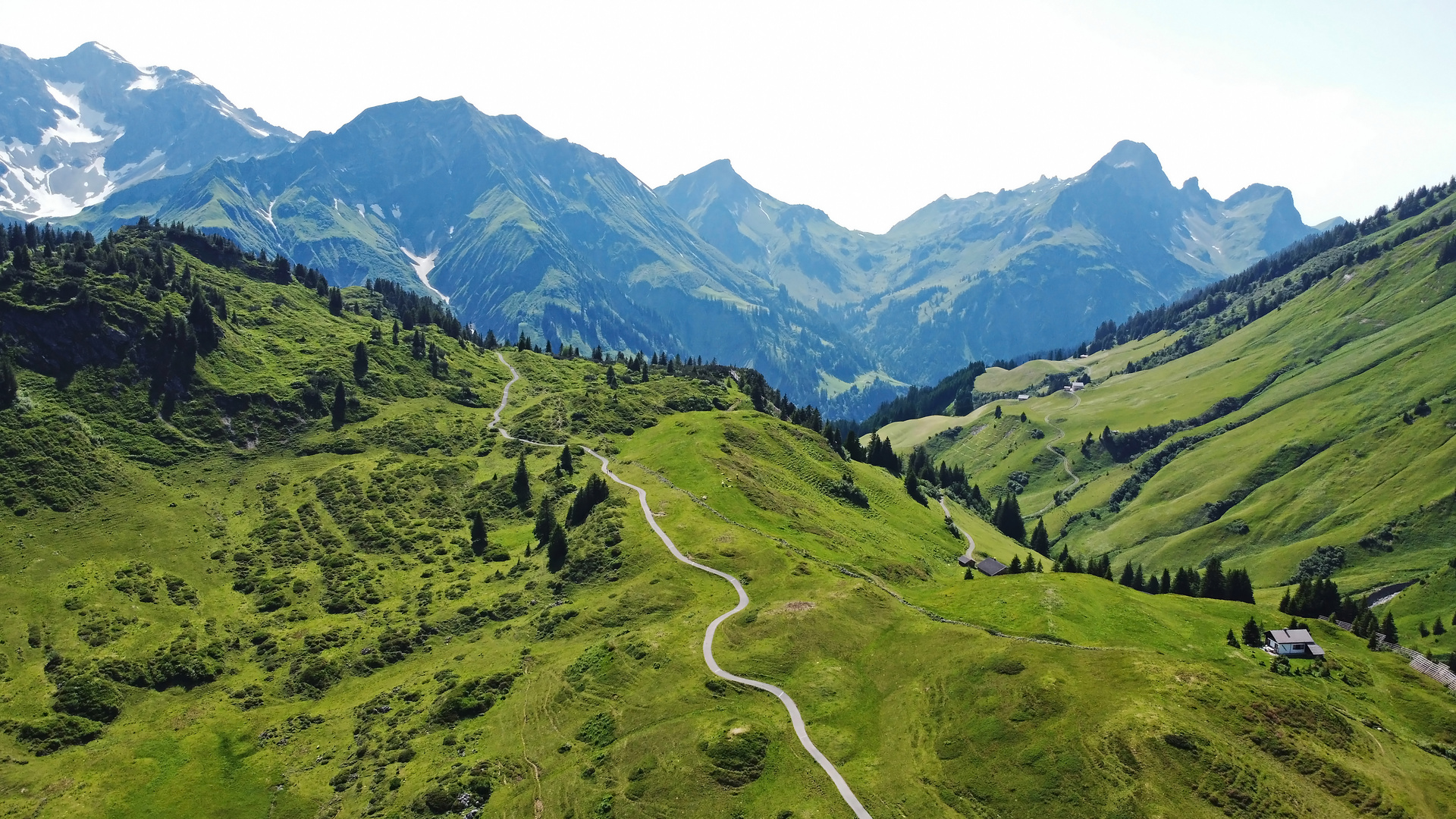 Drohnenfoto von einem Wanderweg ins Gebirge