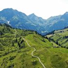 Drohnenfoto von einem Wanderweg ins Gebirge