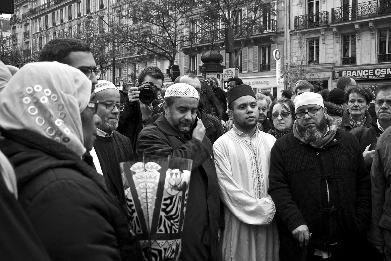 Droit dans les yeux.