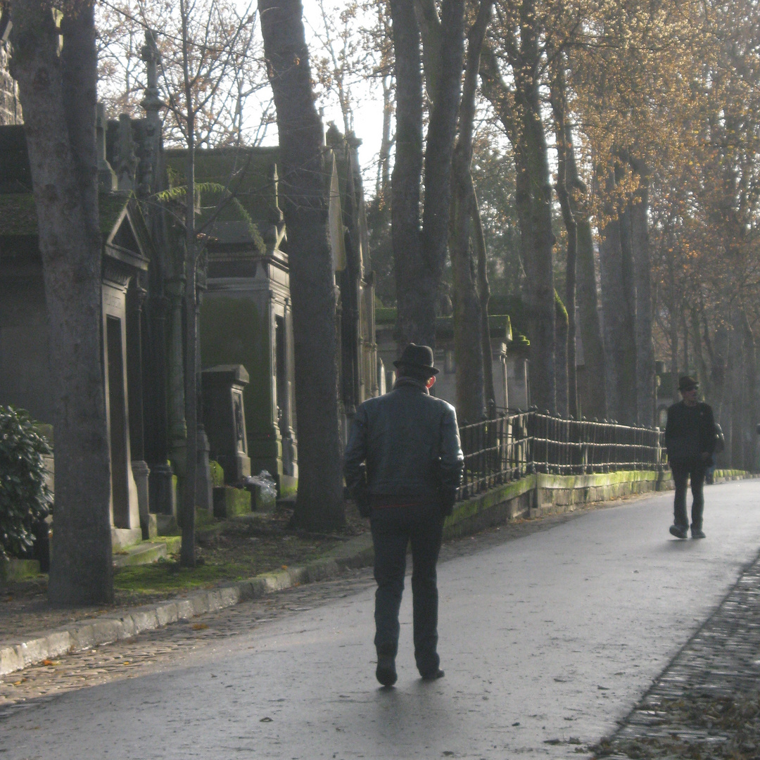 Drôle d endroit pour une rencontre ....cimetière de Montmartre