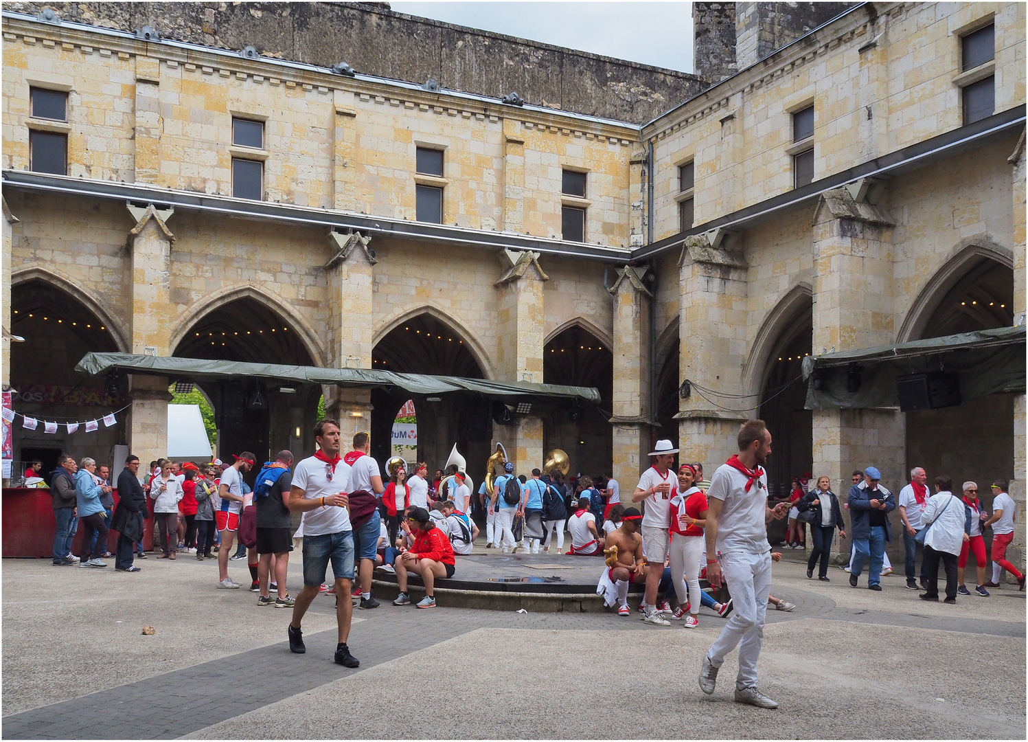 Drôles de moines dans le cloître de Condom