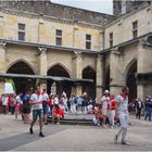 Drôles de moines dans le cloître de Condom