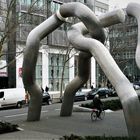 drunterher gefahren unter der Skulptur "Berlin" 