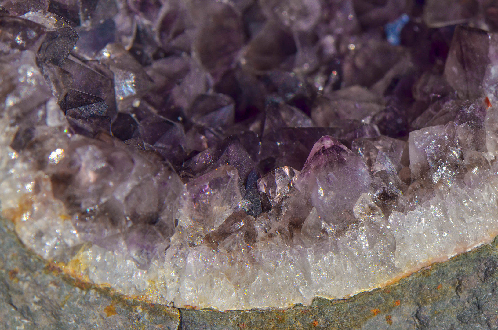 Druse mit Amethyst